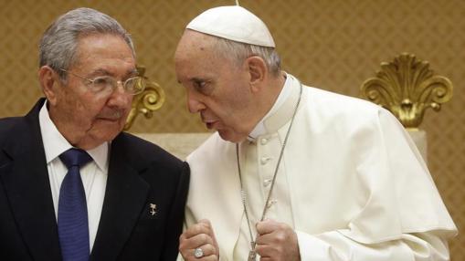 El Papa Francisco y el presidente Raúl Castro, en mayo de 2015 en El Vaticano