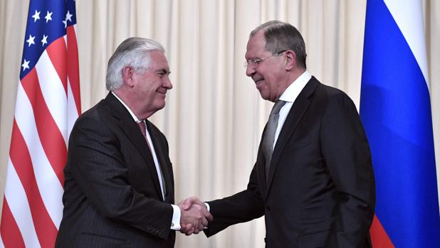 El ministro de Exteriores ruso, Serguéi Lavrov (derecha), saluda al secretario de Estado norteamericano, Rex Tillerson, durante un encuentro en Moscú el pasado 12 de abril