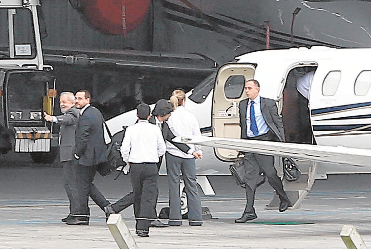 Lula da Silva (a la izquierda), a su llegada al aeropuerto de Curitiba
