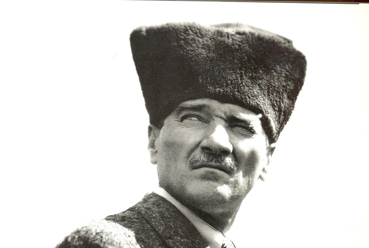 Gazi Mustafa Kemal Paça, también conocido como «Atatürk», es considerado el padre fundador de la moderna República de Turquía