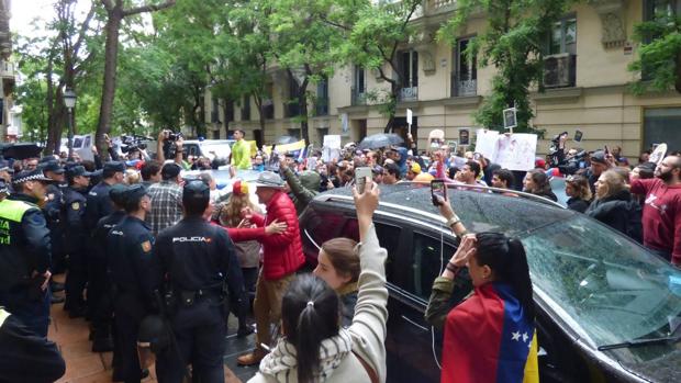 Protesta de opositores a Maduro en el centro cultural 'Venezuela Diversidad Cultural' de Madrid