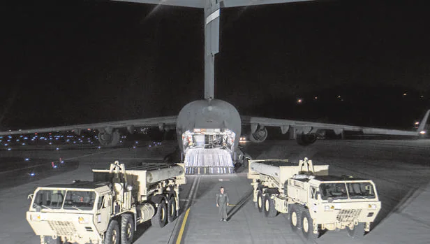 Las fuerzas aéreas surcoreanas trasladan las piezas del escudo antimisiles por aire, para evitar las protestas