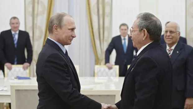 Vladimir Putin y Raúl Castro durante una entrevista de 2015 en el Kremlin