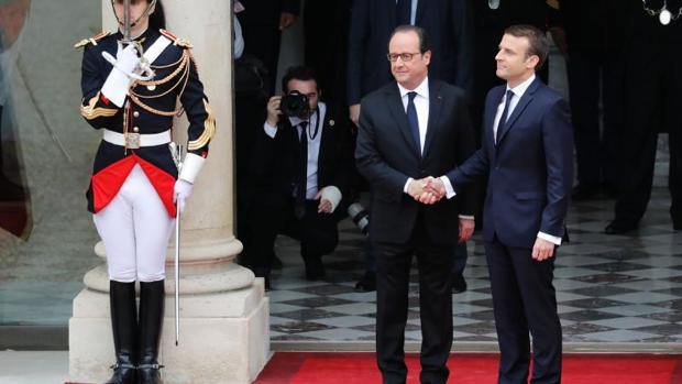 Macron saluda a Hollande antes de su toma de posesión
