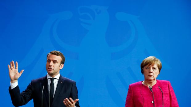 Merkel y Macron acuerdan elaborar una hoja de ruta para profundizar en la integración de la UE