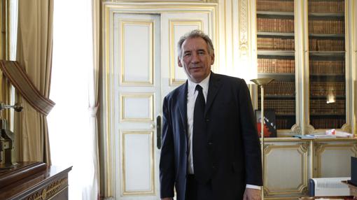 El nuevo ministro de Justicia francés, François Bayrou, durante la ceremonia del traspaso de carteras en la sede de dicho ministerio en París (Francia)