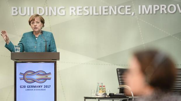 Angela Merkel pronuncia un discurso en un acto en el que han participado los sindicatos de los países del G20