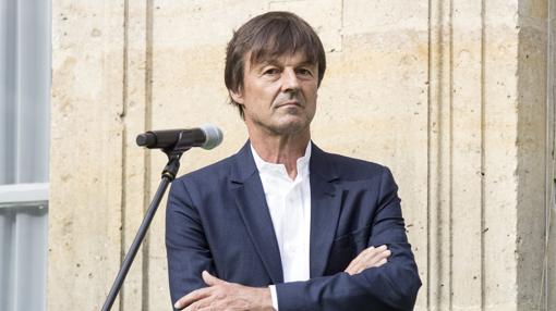 El nuevo ministro francés de Estado, ministro de la Transición Ecológica y Solidaria, Nicolas Hulot, durante su discurso junto a su predecesora, Segolene Royal (no en la imagen) en la ceremonia del traspaso de carteras en la sede de dicho ministerio en París (Francia) hoy 17 de mayo de 2017.