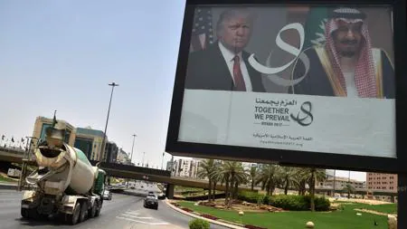 Las imágenes de Trump y el rey Salmán bin Abdulaziz, en la principal vía de Riad