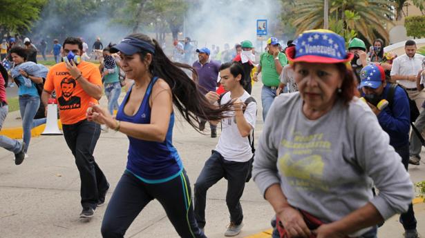 Militares venezolanos disparan trozos de hierro contra los manifestantes