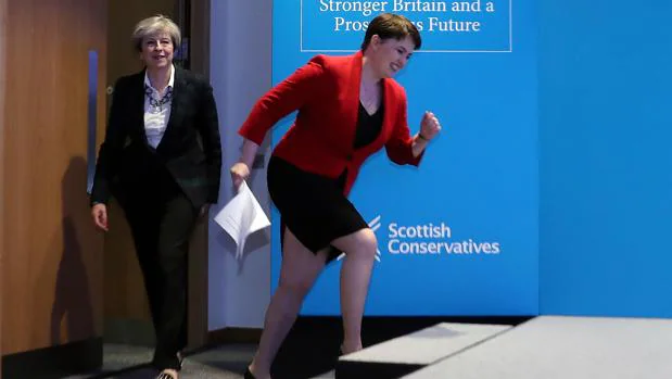 Ruth Davidson sube al escenario en un acto de campaña, seguida por Theresa May