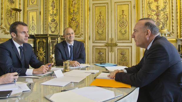 El presidente de Francia Emmanuel Macron (izda) se reúne con el presidente de la patronal francesa Medef, Pierre Gattaz (derecha)