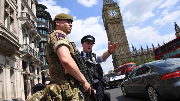 Patrullas conjuntas de la Policía y el Ejército británicos apostadas frente al Parlamento