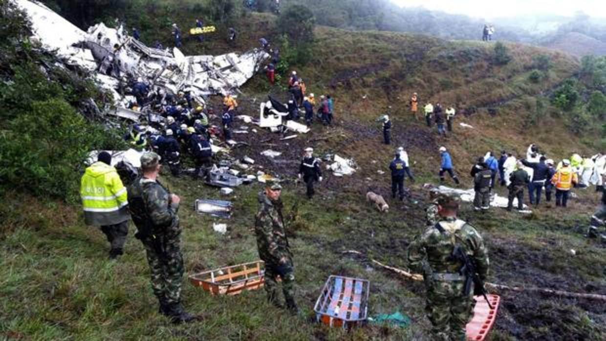 Imagen de archivo de los restos del avión del Chapecoense que se estrelló con 77 pasajeros a bordo