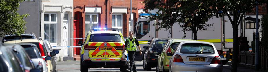 Un policía en el barrio de Moss Side, este sábado