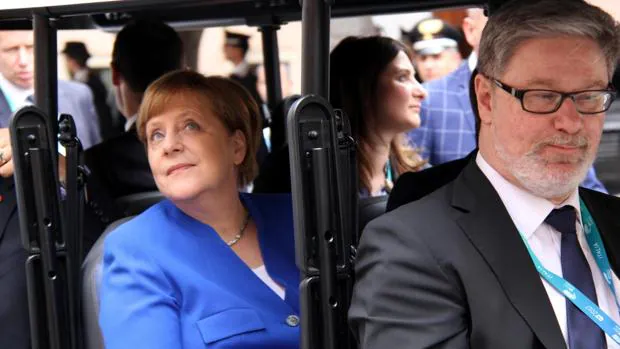 La canciller Merkel en un carro de golf en Taormina