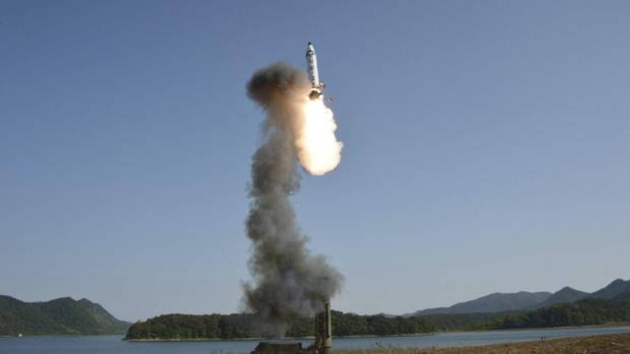 Vista del lanzamiento de un nuevo misil balístico de «medio largo» alcance en una localización sin especificar