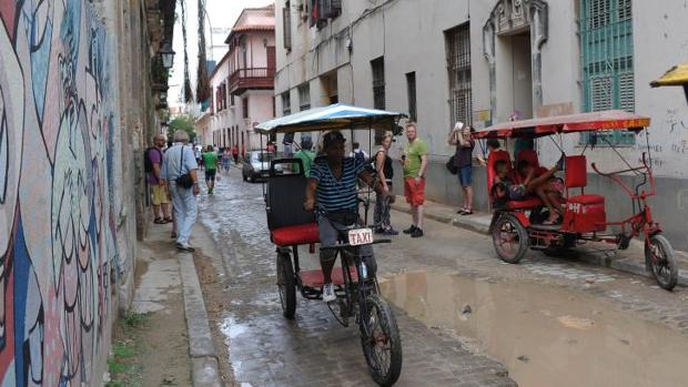 José Antonio Torres, un enfermero que ahora trabaja como «bicitaxi» para ganarse mejor la vida, en una calle de La Habana