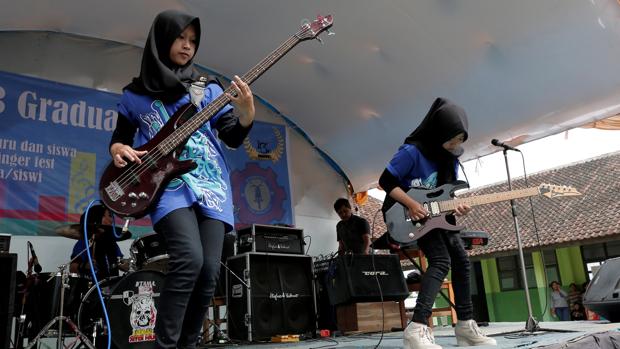 Una banda heavy de jóvenes indonesias desafían los estereotipos