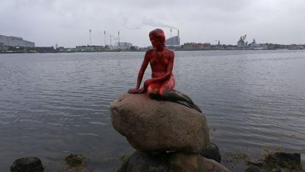 La Sirena de Copenhague pintada de rojo