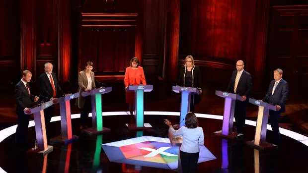 El plató del debate a siete de los candidatos de Reino Unido, menos Theresa May