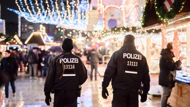 Una pareja de policías patrulla las calles de Berlín
