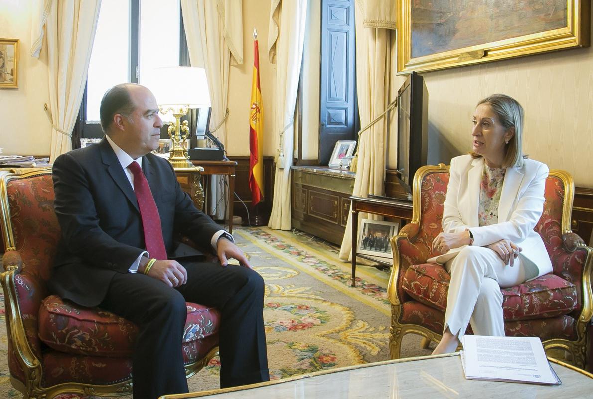 El presidente de la Asamblea de Venezuela, Julio Borges, con la presidenta del Congreso, Ana Pastor, esta mañana en Madrid