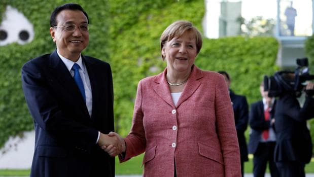 El primer ministro chino, Li Keqiang, y la canciller alemana, Angela Merkel, este miércoles en Berlín