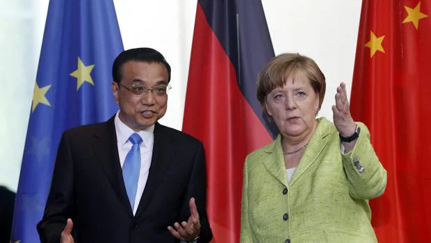 El primer ministro chino junto a Angela Merkel