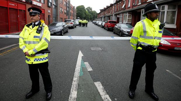 Policía británica vigila el cordón policial dispuesta en Rusholme, Manchester
