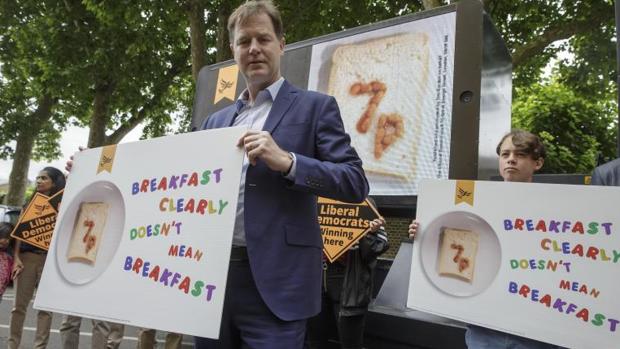 Nick Clegg: «May plantea las elecciones como un concurso de belleza con Corbyn»
