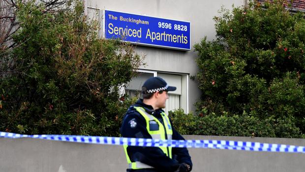 Un policía vigila frente a los Buckingham Serviced Apartments en Brighton en Melbourne