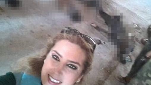 La periodista Kinana Allouche se hizo un «selfie» con los cuerpos sin vida de rebeldes sirios de fondo