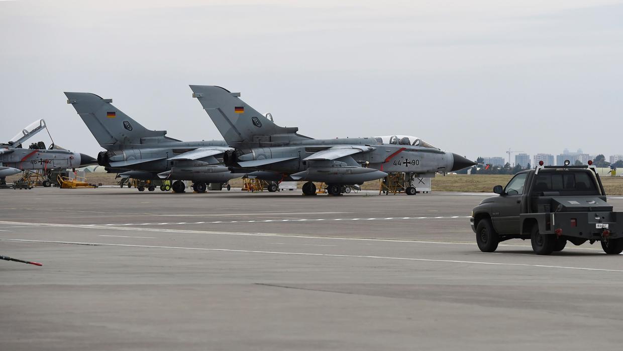 Foto tomada en enero de 2016 de los cazas alemanas en la base de Incirlik