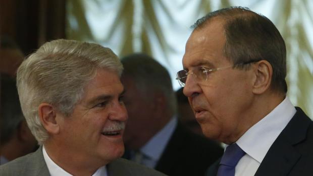 El ministro de Exteriores español, Alfonso Dastis, junto a su homólogo ruso Serguéi Lavrov