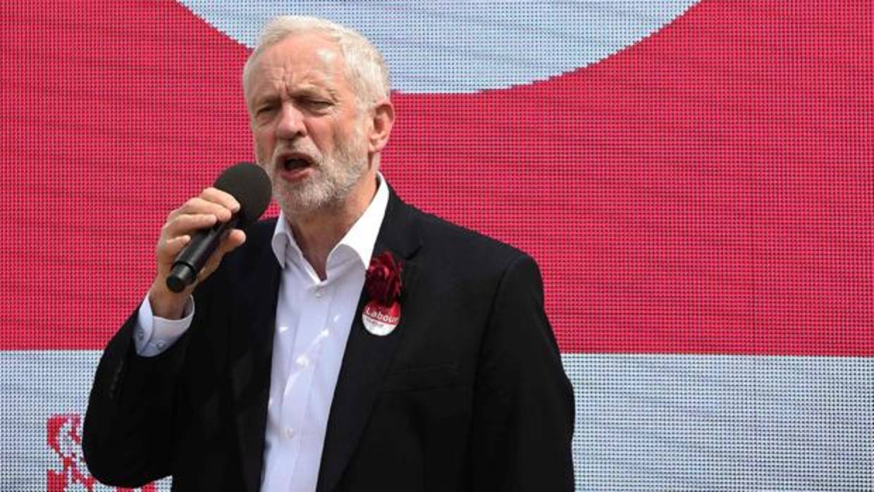 El líder laborista, Jeremy Corbyn, se dirige a sus seguidores en uno de sus últimos mítines de campaña, en Colwyn Bay