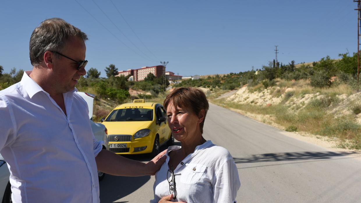 La madre del fotógrafo Mathias Depardon junto al secretario general de Reporteros Sin Fronteras, Christophe Deloire