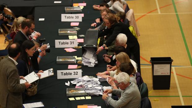 Miembros de las mesas electorales, durante las elecciones en Reino Unido