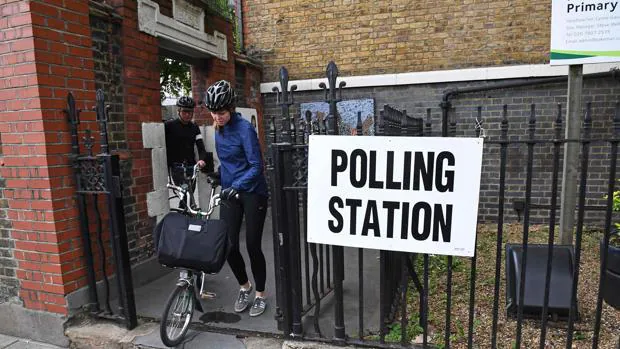 Una mujer sale de un colegio electoral en Londres, tras depositar su voto