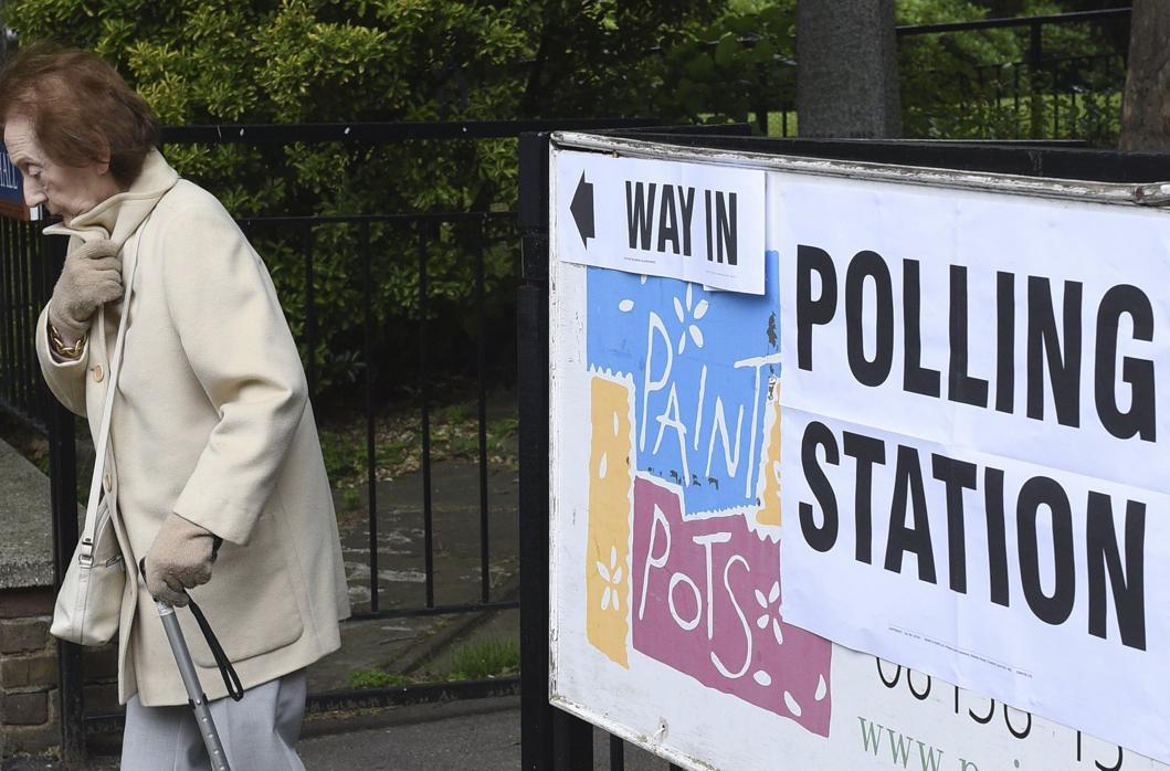 Una mujer a la salida de un colegio electoral en Londres