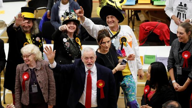 Jeremy Corbyn, a su llegada al centro electoral de su partido en Londres