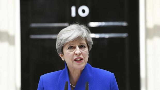 May llega a un principio de acuerdo con el DUP para gobernar