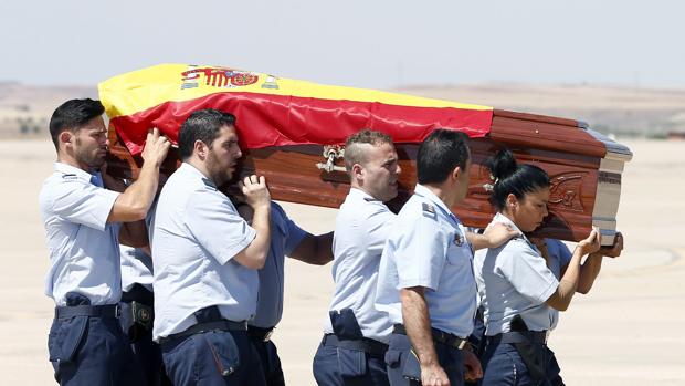 El féretro con el cuerpo de Ignacio Echeverría, fallecido en los atentados de Londres, a su llegada a Torrejón