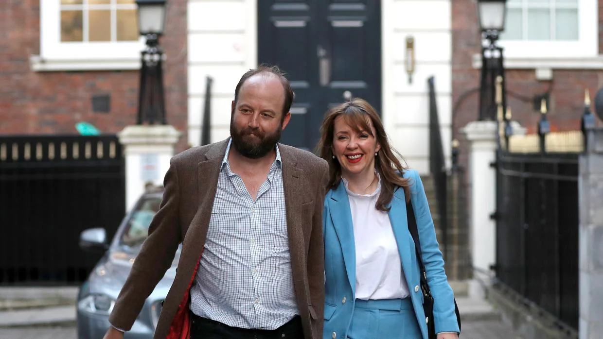 Timothy y Hill a su salida de la sede del Partido Conservador