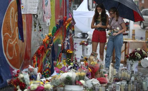 Madison Fisher y Sarah Partenio visitan este domingo el memorial improvisado junto al Pulse