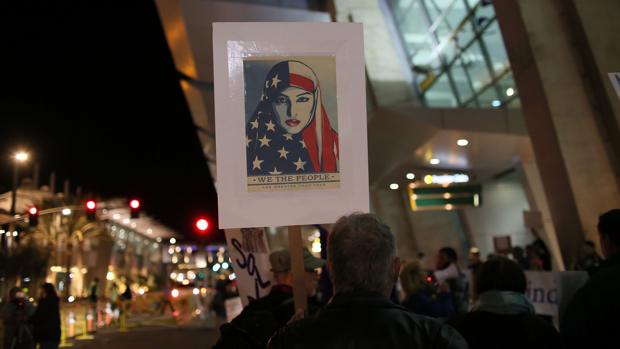 Manifestantes en el aeropuerto de San Diego