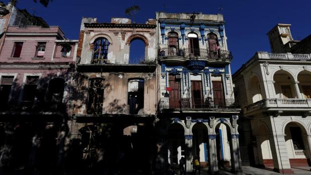 Edificios a los que les faltan paredes y tejado en La Habana, el pasado mayo