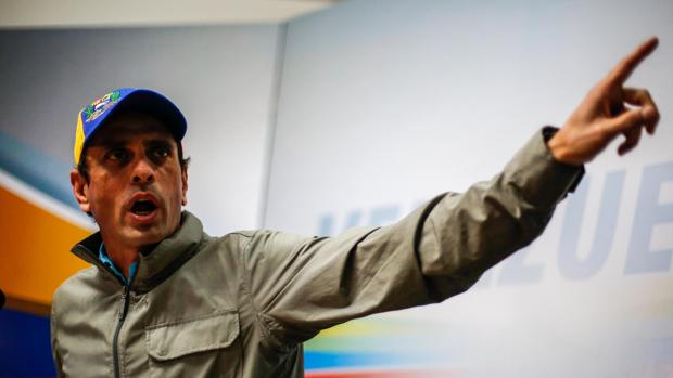 El gobernador del estado Miranda, Henrique Capriles, habla en una rueda de prensa