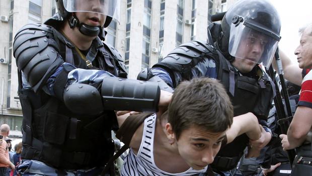 La Policía detiene a un manifestante durante una protesta en Rusia