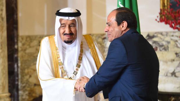 El rey Salman saluda al presidente Al Sisi
